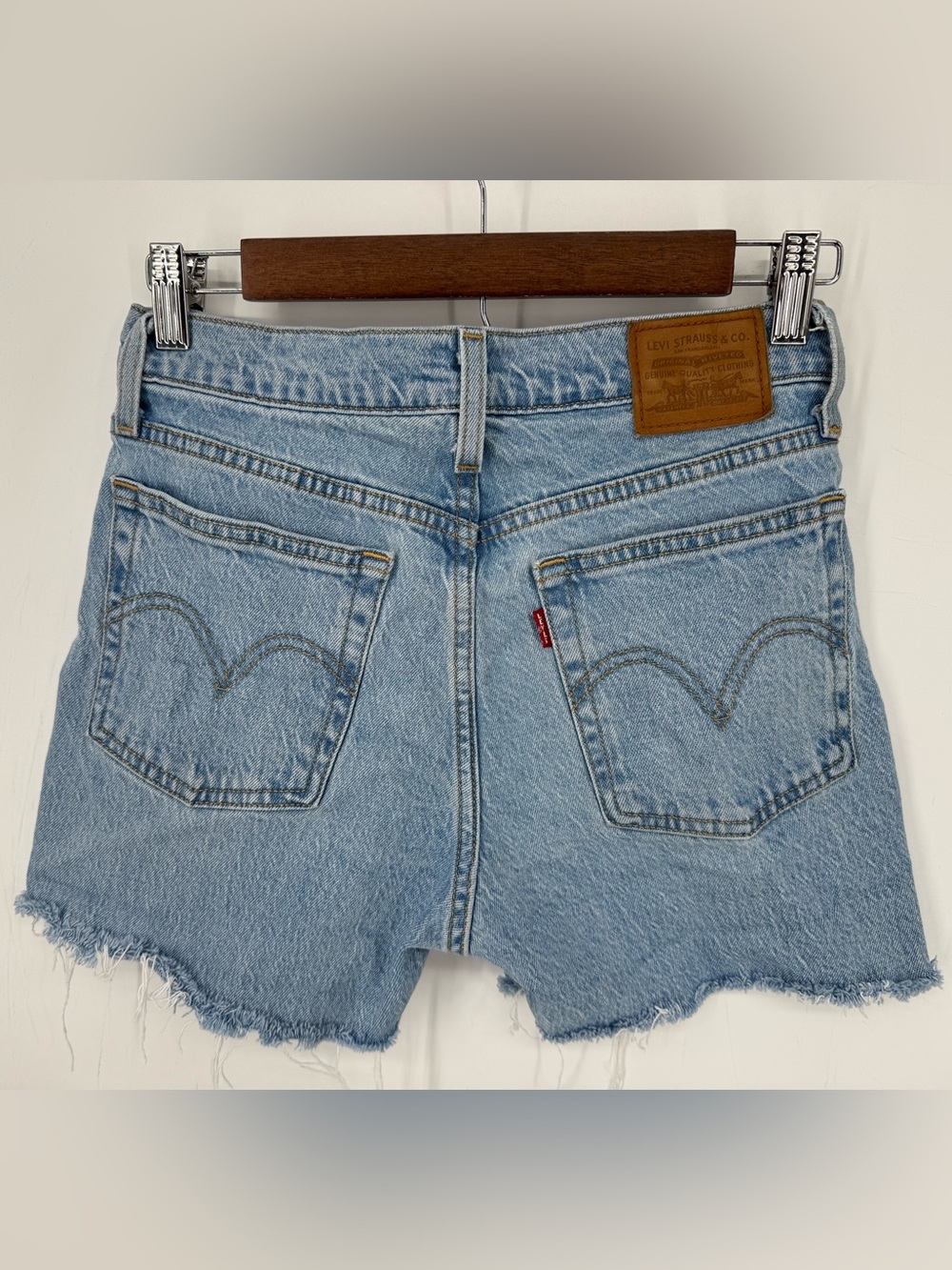 Levi's Women's Wedgie Fit Button Fly Denim Mom Shorts Size 26 Coastal Cowgirl - Picture 3 of 10